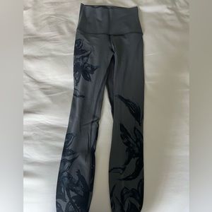Lululemon align leggings grey/black flowers never worn pattern no longer sold